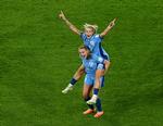 Georgia Stanway og Rachel Daly fejrer Englands første VM-finalen for kvinder - og den første siden de engelske mænd vandt på hjemmebane i 1966. Foto: Jaimi Joy/Ritzau Scanpix