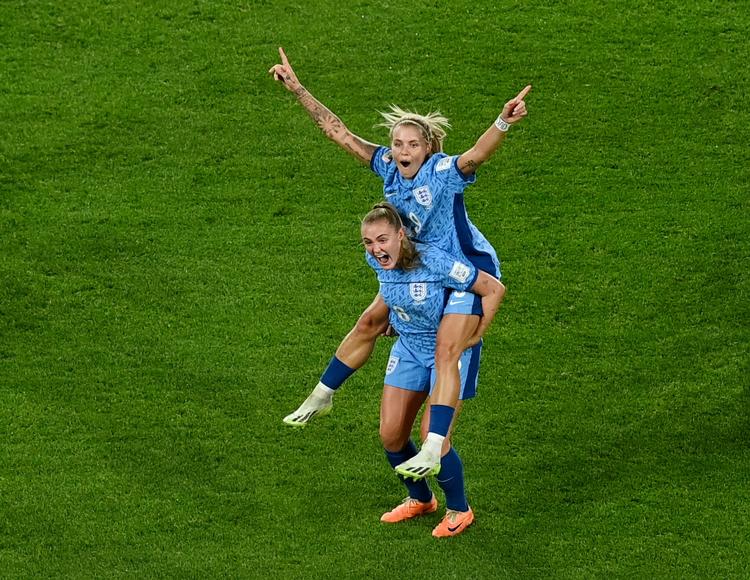 Georgia Stanway og Rachel Daly fejrer Englands første VM-finalen for kvinder - og den første siden de engelske mænd vandt på hjemmebane i 1966. Foto: Jaimi Joy/Ritzau Scanpix