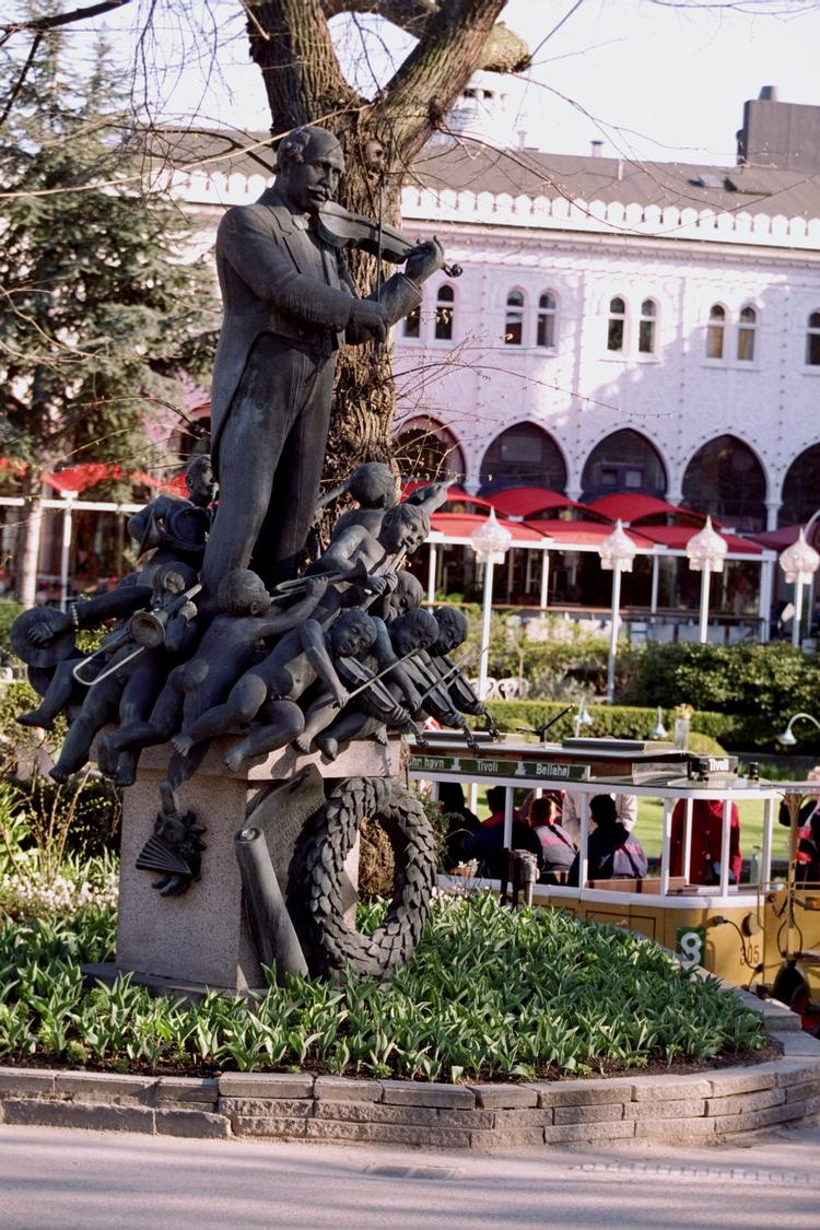 H.C. Lumbye leverede tidens populære toner i Tivoli, da haven åbnede i 1840'erne. I dag kan man se denne statue af ham i Tivoli. Arkivfoto Ole Steen