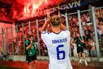FCK's Christian Sørensen takker fansene for opbakningen, mens de kvitterer med noget af den pyroteknik, som nu udløser en straf til klubben.  Foto: Martin Divisek/epa/ritzau Scanpix/Ritzau Scanpix