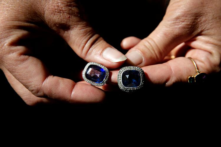 Min oldemors ring.
Gemmolog Natascha Trolle, undersøger her, hvad Idas ringe er værd Foto: Martin Lehmann