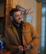 Den amerikanske rapper, sanger, sangskriver m.m. Post Malone - der egentlig hedder Austin Richard Post - hygger med sin akustiske guitar på sit nye album, der slet og ret hedder 'Austin'. Men resultatet er tamt og harmløst. Foto: Pr-foto