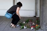 En person lægger blomster foran Retspsykiatrisk ambulatorium i Brøndby, efter en medarbejder i juli blev dræbt og to andre såret af knivstik. Foto: Jens Dresling