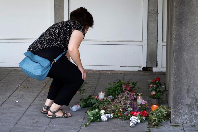 En person lægger blomster foran Retspsykiatrisk ambulatorium i Brøndby, efter en medarbejder i juli blev dræbt og to andre såret af knivstik. Foto: Jens Dresling