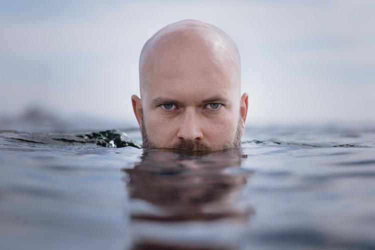 LAD DETTE VENDE UDAD!! 
3X2 CROP
Sebastian Lynggard er meme-mager under navnet Herlige svend. Og han er nu begyndt også at lave humor med klima.  Foto: Emil Bay Gregersen