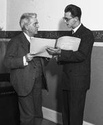 Komponisten Carl Nielsen (tv) diskuterer et partitur med en yngre mand omkring 1930.    Foto: Tage Christensen