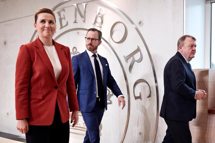 De tre regeringspartiers formænd, Mette Frederiksen (S), Jakob Ellemann-Jensen (V) og Lars Løkke Rasmussen (M), skal nu sikre sig, at alle medlemmer i deres respektive folketingsgruppe er enig i linjen. For med Jon Stephensens exit har de brug for alle medlemmer for at have flertal i rendyrkede danske anliggender. Foto: Jens Dresling