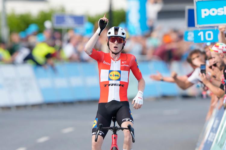 Sidste år bandede Mattias Skjelmose over, at han sad forkert i finalen på Kiddesvej i Vejle. Dengang måtte han nøjes med tredjepladsen på både etape og i Danmark Rundt sammenlagt. Torsdag sejrede han uden bøvl på etapen i Vejle og ligner nu det oplagte bud på en samlet vinder.  Foto: Bo Amstrup/Ritzau Scanpix