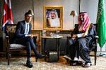 Storbritanniens premierminister, Rishi Sunak (tv.),  mødte den saudiske kronprins, Mohammed bin Salman, under G20-topmødet på Bali i november. Foto: Leon Neal/Ritzau Scanpix