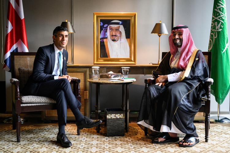 Storbritanniens premierminister, Rishi Sunak (tv.),  mødte den saudiske kronprins, Mohammed bin Salman, under G20-topmødet på Bali i november. Foto: Leon Neal/Ritzau Scanpix