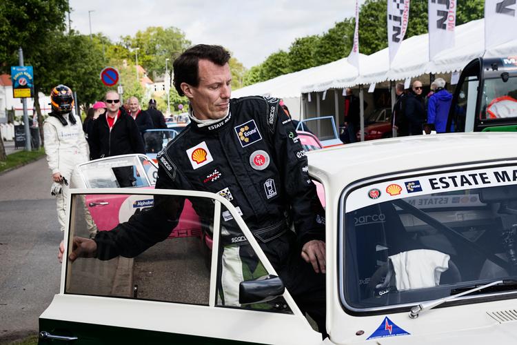 Prins Joachim har stor veneration for biler og har deltaget i flere væddeløb. Men en af gangene gik der lidt for meget småkage i den.  Foto: Gregers Tycho