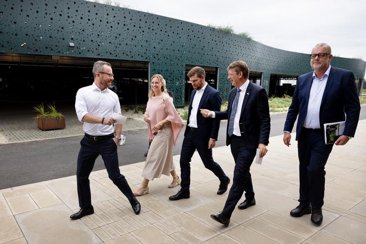 Jakob Ellemann-Jensen på vej til pressemødet i forbindelse med Venstres sommergruppemøde i Gatten i Nordjylland. Foto: Thomas Borberg