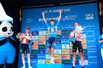 Mads Pedersen øverst på sejrsskamlen flankeret af Mattias Skjelmose, Magnus Cort, der blev henholdsvis nummer to og tre i PostNord Danmarks Rundt. Foto: Thomas Sjørup/Ritzau Scanpix
