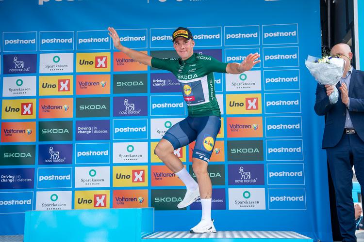 Mads Pedersen måtte på podiet adskillige gange i Helsingør. Her er løbsvinderen blevet iklædt den grønne pointtrøje.  Foto: Thomas Sjørup/Ritzau Scanpix