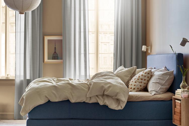 Kontinentalsengen med sine mange lag er en af de mest populære sengetyper i disse år. Her ses en udgave fra Ikea. Men spørger man designer Christina Strand, bør fremtidens senge se anderledes ud: »Vi skal fokusere på et mindre og fornuftigere materialeforbrug«, siger hun.   Foto: Ikea