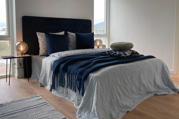 Senge stylet som hotelsenge er den mest dominerende sengetrend i disse år. Selve sengen er ikke det store designobjekt. Til gengæld er der fokus på puder, tekstiler, tæpper og sengegavle. Her ses et eksempel på firmaet Salestylings arbejde.   Foto: Salesstyling 