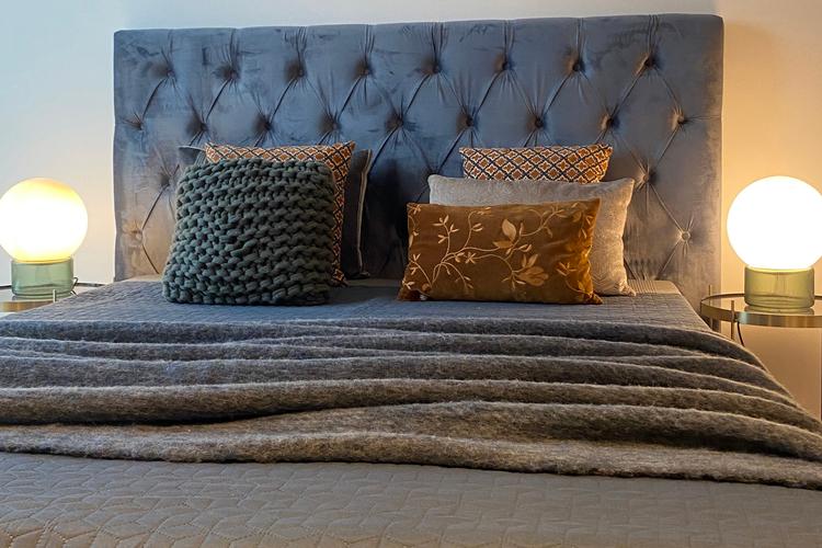 Senge stylet som hotelsenge er den mest dominerende sengetrend i disse år. Selve sengen er ikke det store designobjekt. Til gengæld er der fokus på puder, tekstiler, tæpper og sengegavle. Her ses et eksempel på firmaet Salestylings arbejde.   Foto: Salesstyling 