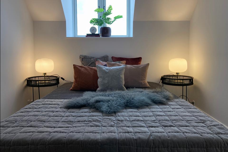 Senge stylet som hotelsenge er den mest dominerende sengetrend i disse år. Selve sengen er ikke det store designobjekt. Til gengæld er der fokus på puder, tekstiler, tæpper og sengegavle. Her ses et eksempel på firmaet Salestylings arbejde.   Foto: Salesstyling 