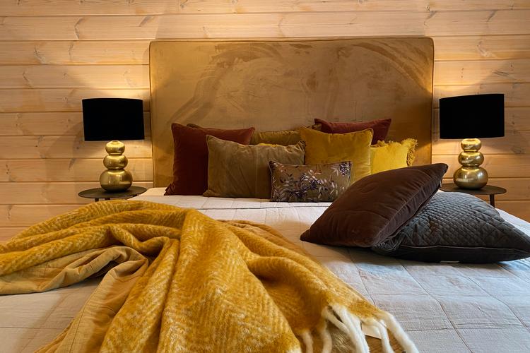 Senge stylet som hotelsenge er den mest dominerende sengetrend i disse år. Selve sengen er ikke det store designobjekt. Til gengæld er der fokus på puder, tekstiler, tæpper og sengegavle. Her ses et eksempel på firmaet Salestylings arbejde.   Foto: Salesstyling 