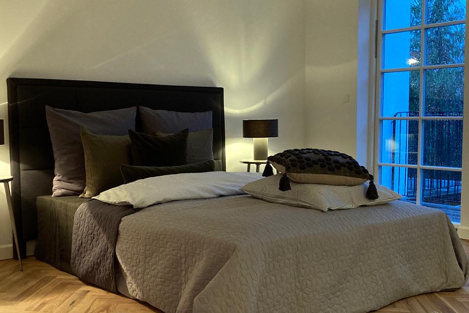 Senge stylet som hotelsenge er den mest dominerende sengetrend i disse år. Selve sengen er ikke det store designobjekt. Til gengæld er der fokus på puder, tekstiler, tæpper og sengegavle. Her ses et eksempel på firmaet Salestylings arbejde.   Foto: Salesstyling 