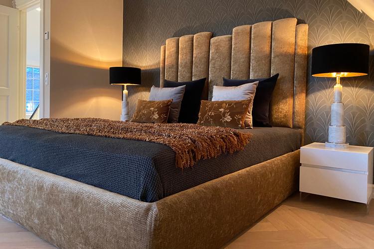 Senge stylet som hotelsenge er den mest dominerende sengetrend i disse år. Selve sengen er ikke det store designobjekt. Til gengæld er der fokus på puder, tekstiler, tæpper og sengegavle. Her ses et eksempel på firmaet Salestylings arbejde.   Foto: Salesstyling 