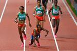 Den olympiske mester Sifan Hassan styrter i spurten i kvindernes 10.000 meter og ender uden medalje.  Foto: Attila Kisbenedek/Ritzau Scanpix