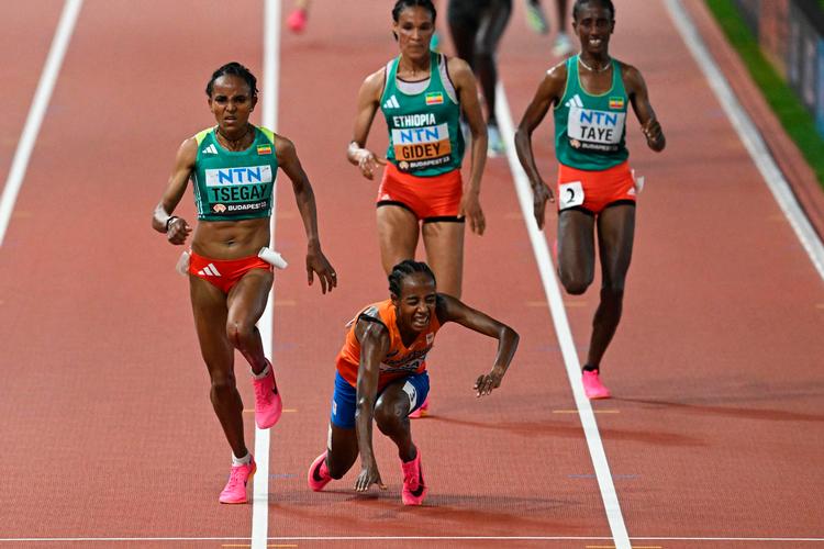 Den olympiske mester Sifan Hassan styrter i spurten i kvindernes 10.000 meter og ender uden medalje.  Foto: Attila Kisbenedek/Ritzau Scanpix