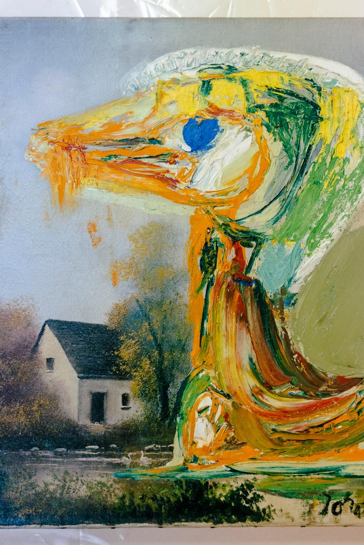 Efter at være blevet overhældt med kontaktlim af kunstneren Ibi-Pippi Orup Hedegaard, er det nu lykkedes konservatorer at restaurere Asger Jorns maleri 'Den foruroligende ælling'.   Foto: Anders Holst Pedersen