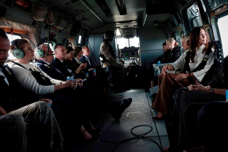 Regeringens topministre og kronprinsesse Mary på vej til Skrydstrup.   Foto: Mads Nissen