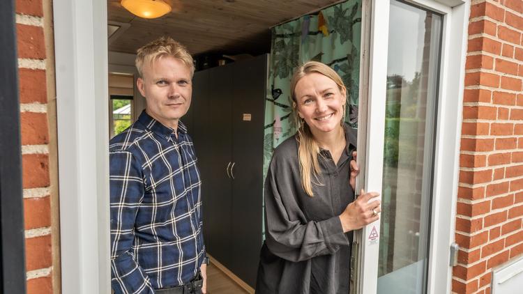 Mæglere og værter Christian Borregaard og Sara Lygum serverer hjertevarm realitetssans, når boligjægerne håber, de kan få det hele. Foto: Mastiff/TV 2