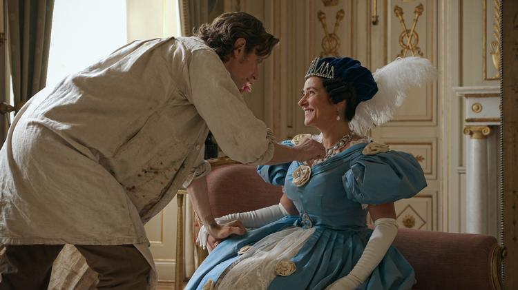 Dronning Margrethe har lavet kostumer og scenografien til forviklingskomedien med Mikkel Boe Følsgaard og Sidse Babett Knudsen i hovedrollerne. Foto: Christian Geisnæs/Netflix