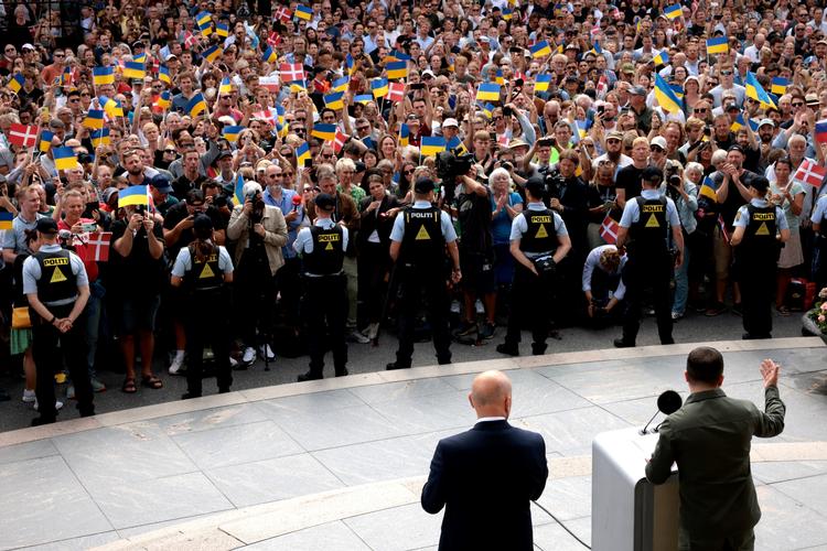 Der er bred opbakning til at sende danske F-16-fly til Ukraines militær, og mandag takkede den ukrainske præsident Zelenskyj for beslutningen. Foto: Mads Nissen