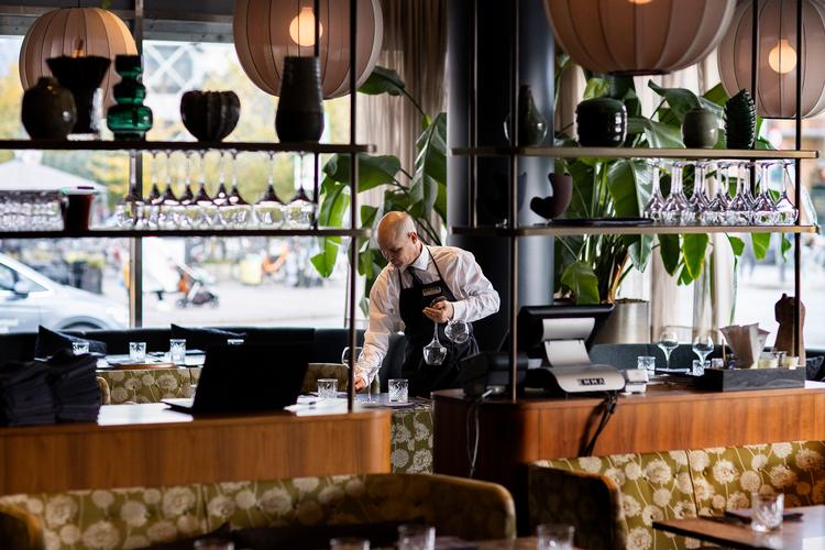 En af forklaringerne på den høje beskæftigelse er ifølge Las Olsen, cheføkonom i Danske Bank, at det går godt i brancher med mange ansatte i forhold til omsætningen som for eksempel restaurationsbranchen. Foto: Finn Frandsen