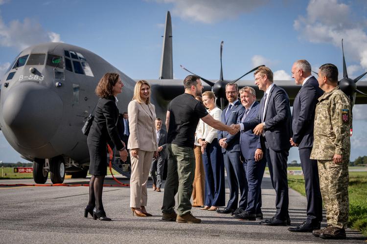 Ukraines præsident Volodymyr Zelenskiy hilser på Troels Lund Poulsen på Flyvestation Skrydstrup søndag.  Foto: Mads Claus Rasmussen/Ritzau Scanpix