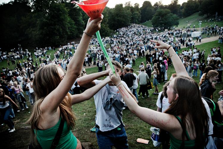 Traditionen tro var der fart på forleden til de årlige såkaldte 'puttefester' i Dyrehaven nord for København, hvor de nye gymnasieelever bliver budt velkommen og fester igennem. Arkivfoto Martin Lehmann