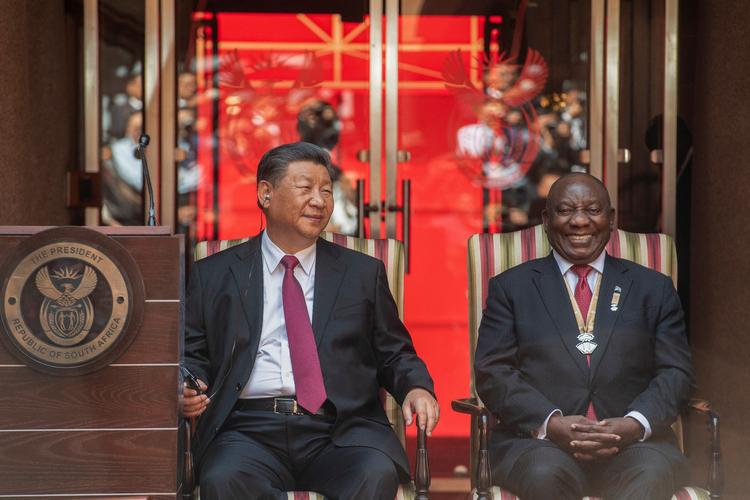 Sydafrikas præsident Cyril Ramaphosa sidder sammen med Kinas præsident Xi Jinping ved Briks-topmødets åbning i Pretoria.   
 Foto: Alet Pretorius/Ritzau Scanpix