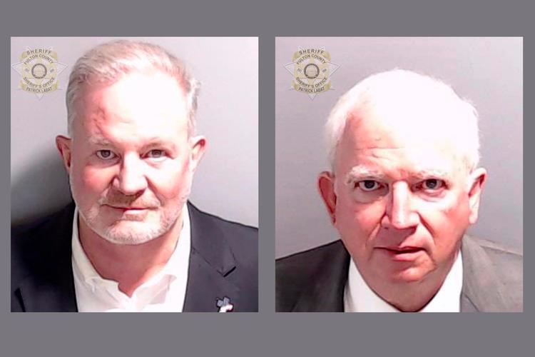 Scott Hall og John Eastman (th.) blev de første af de i alt 19 tiltalte i sagen om forsøg på valgsvindel til at få taget forbryderfotos, da de overgav sig til myndighederne i Fulton County i delstaten Georgia. Torsdag er det ekspræsident Donald Trumps tur. 