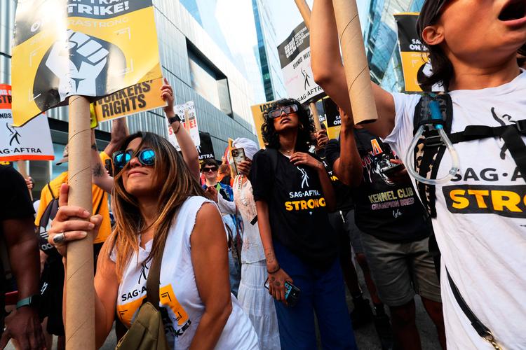 Medlemmer af SAG-AFTRA og WGA på gaden i New York i august 2023. Foto: Michael M. Santiago/Ritzau Scanpix