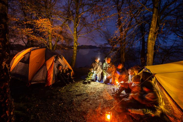 Mange børn har ikke prøvet at overnatte udendørs. I næste weekend er der tilbud om en nat på et stykke ledig skovbund et sted i Danmark.  Foto: Adam Grønne /Friluftsrådet
