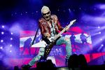     Rudi Schenker på arbejde med Scorpion si en signatur-positoin på Copenhell i 2019. Foto: Per Lange/Per Lange