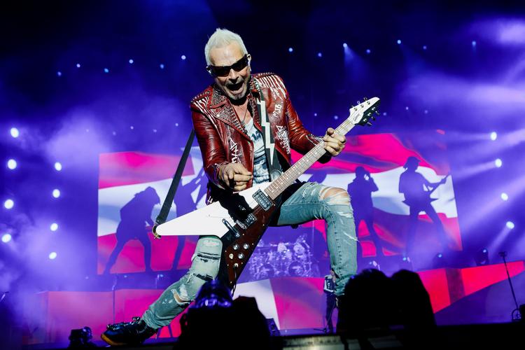     Rudi Schenker på arbejde med Scorpion si en signatur-positoin på Copenhell i 2019. Foto: Per Lange/Per Lange