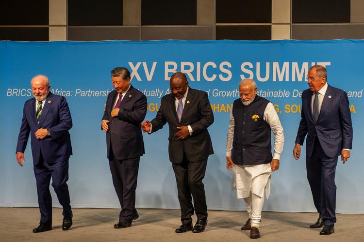Brasiliens præsident Luiz Inacio Lula da Silva, Kinas præsident Xi Jinping, Sydafrikas præsident Cyril Ramaphosa, Indiens premierminister Narendra Modi og Ruslands udenrigsminister Sergei Lavrov efter at have poseret til et foto ved Briks-topmødet i Johannesburg onsdag.  Foto: Alet Pretorius/Ritzau Scanpix