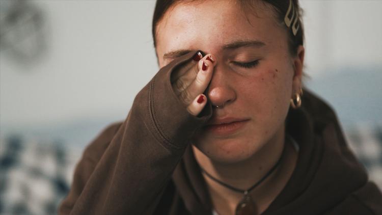 Modigt og klogt fortæller en af de unge medvirkende, Olivia, om en barndom under pres, og hvad det har gjort ved hende.  Foto: TV 2 DANMARK