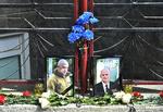 Foran Wagners kontor i Novosibirsk er der lagt blomster til minde om Jevgenij Prigosjin og hans næstkommanderende, Dmitrij Utkin, der begge døde i flystyrtet onsdag aften. Foto: Stringer/Ritzau Scanpix