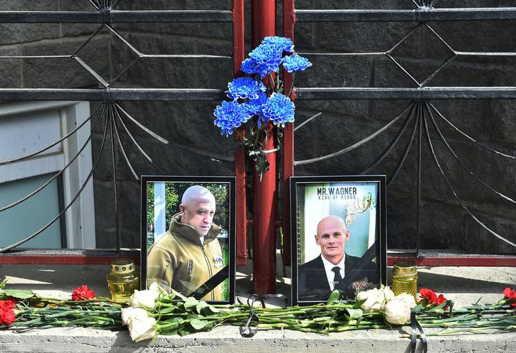 Foran Wagners kontor i Novosibirsk er der lagt blomster til minde om Jevgenij Prigosjin og hans næstkommanderende, Dmitrij Utkin, der begge døde i flystyrtet onsdag aften. Foto: Stringer/Ritzau Scanpix