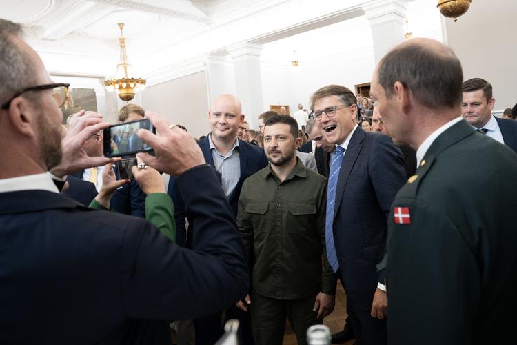 Zelenskyj var i byen, og politikerne stod klar som 15-årige groupies. Foto: Victoria Mørck Madsen/Folketinget