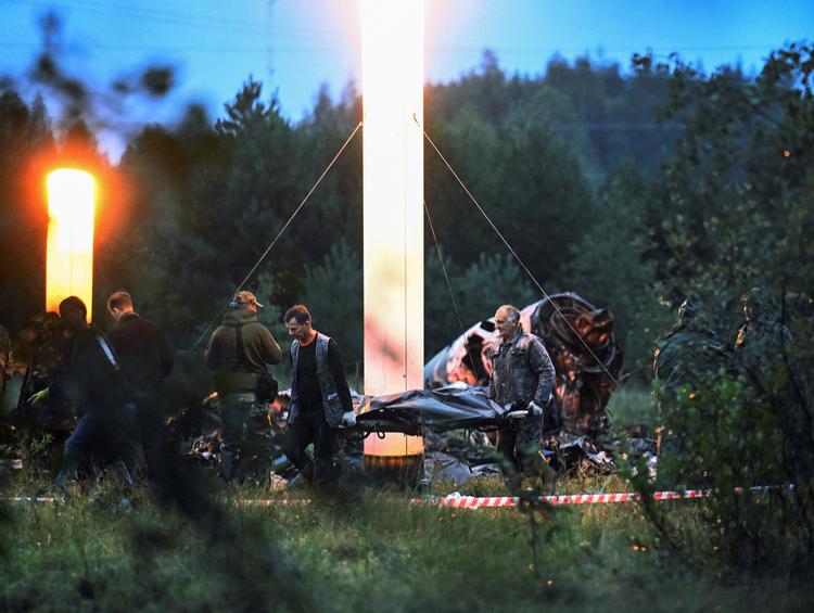 Specialister ved vraget efter onsdagens flystyrt, der angiveligt kostede Jevgenij Prigosjin livet.  Foto: Kommersant Photo/Ritzau Scanpix