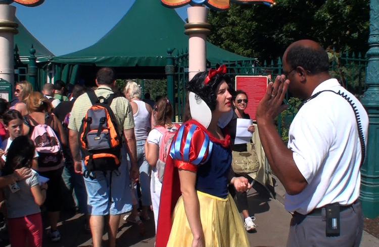 I et af sine værker klæder Pivli Takala sig ud som Snehvide og forsøger at købe billet til Disney World. Men den går ikke.  