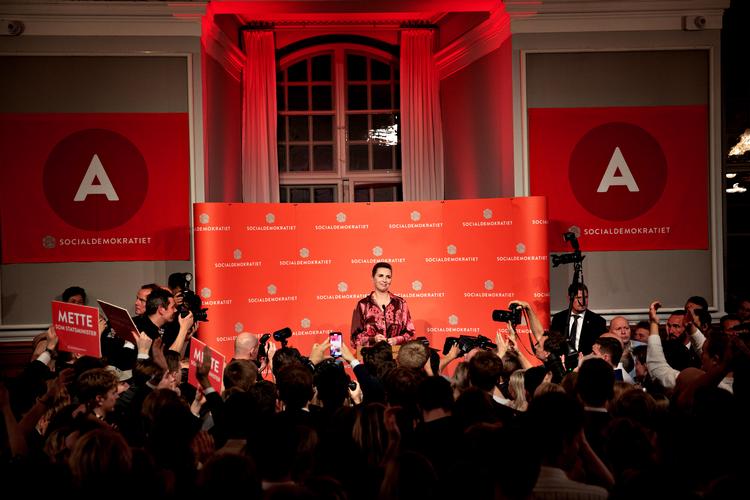 Mette Frederiksen på valgaftenen 1. november 2022, hvor partiet fik 50 mandater i Folketinget. I den seneste måling ville vælgerne give Socialdemokratiet 40 mandater.  Foto: Jacob Ehrbahn/POLFOTO Tengberg