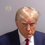 Tidligere præsident Donald Trump på politiets officielle foto. Han er tiltalt for at have ledet en kriminel sammensværgelse for at få omgjort valget i 2020 i Georgia.  Foto: Fulton County Sheriff's Office/Ritzau Scanpix